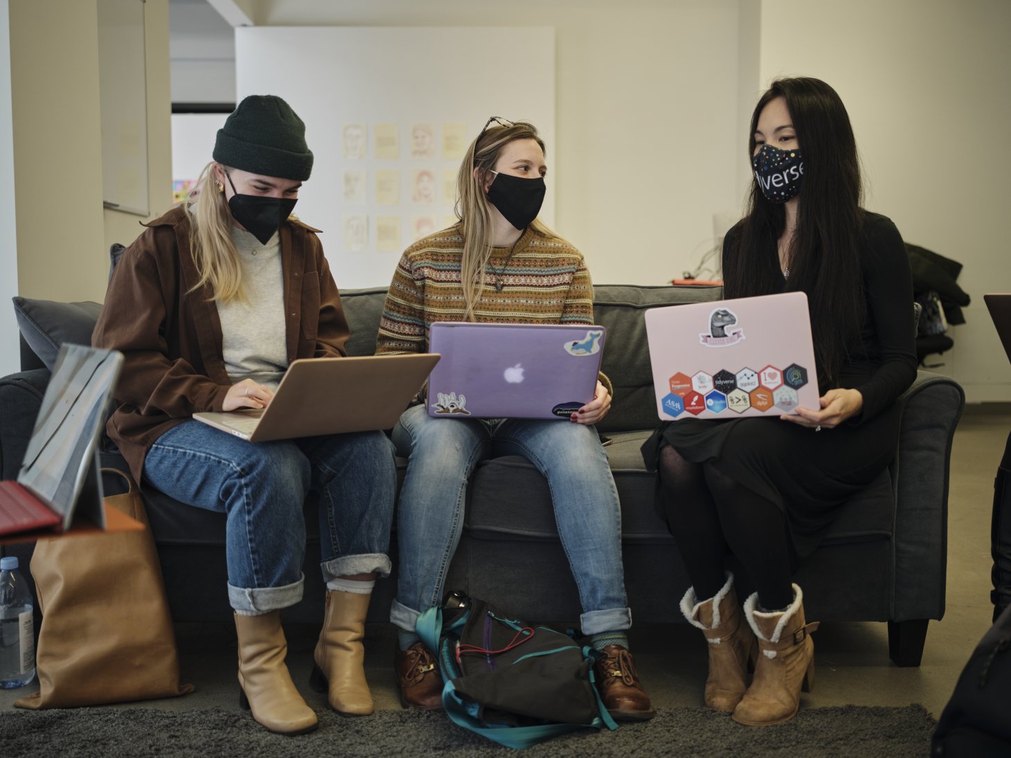 At Willamette University, Smalley joins two other students at the couch to discuss any questions about the exercises on their laptops. Everyone in the room is wearing masks to stay healthy.