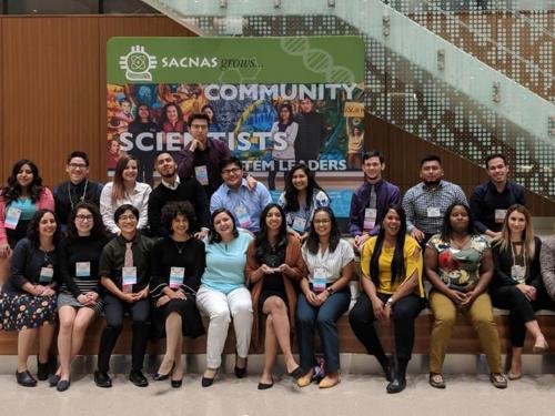 2018 SACNAS attendees taking a group picture in hallway