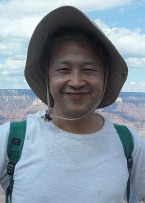 Hoe Woon Kim above Grand Canyon