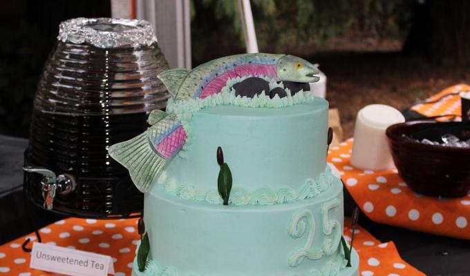 Salmon-decorated cake