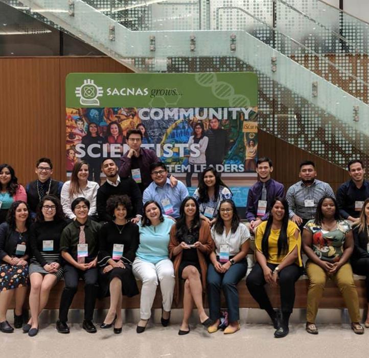 2018 SACNAS attendees taking a group picture in hallway