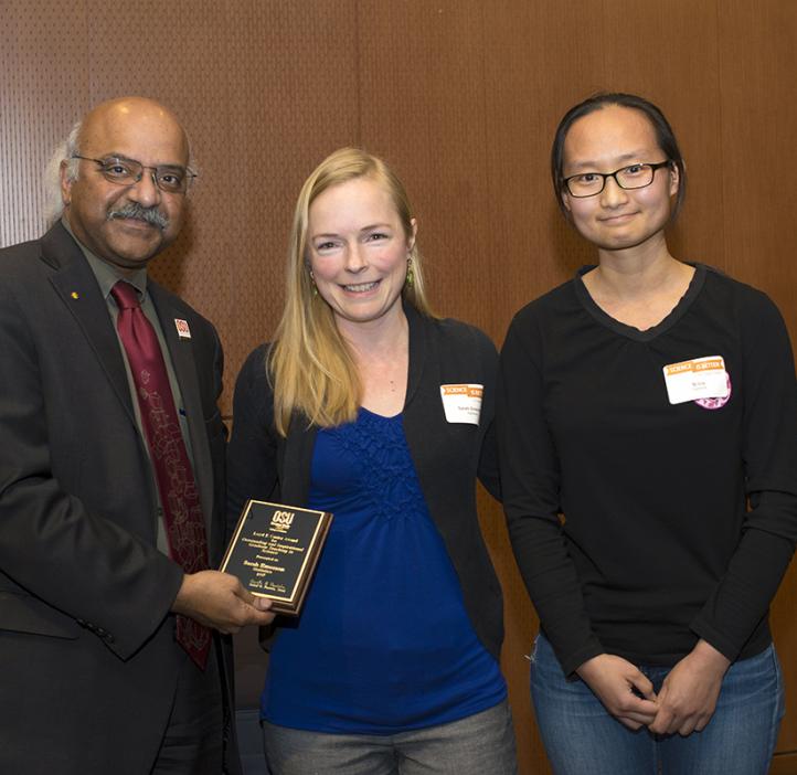 Sarah Emerson, winner of the 2017 Loyd F. Carter Award for Outstanding and Inspiration Teaching in Science (Graduate) with student presenter Si Liu